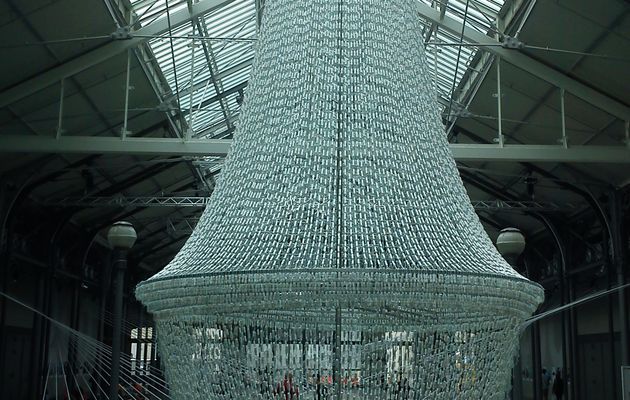 La mariée, une installation de Joana Vasconcelos au 104, établissement artistique de la ville de Paris