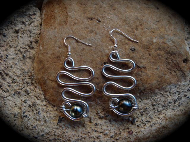 Boucles d'oreilles en aluminium et perle de Tahiti.