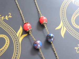 La rouge et bleu... chic et romantique assuré... Et les boucles d'oreilles assorties avec !