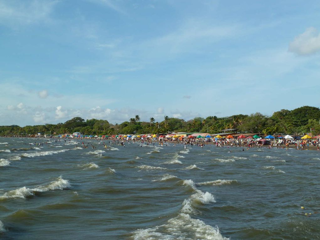 Une semaine sur l'île d'Ometepe du 15 au 22 avril 2011.
L'île d'Ometepe située sur le lac de Nicaragua est la plus grande île entourée d’eau douce du monde. Elle est constituée de deux volcans: Conception (1610m) et Maderas (1394m). Nous avon