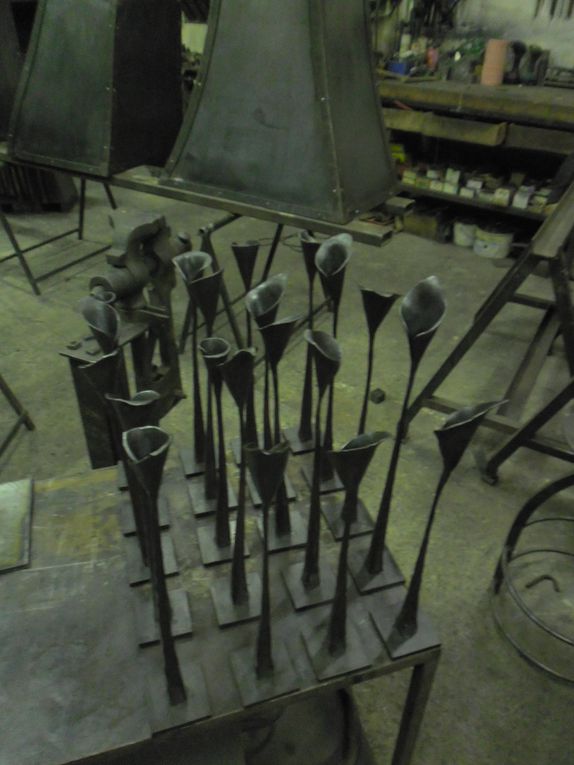 Objets en acier forgé ciré. Chacune de ces pièces est unique. Elles sont forgées à la main puis cirée. Concues et réalisées par Boris Klein ferronnier d'art sur commande dans son atelier d'art à Ornaisons, Aude.