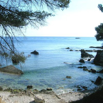 Une petite île au large de Cannes, "l'île Ste Marguerite"