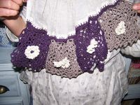 j avais envie d un melange de lin et de crochet j ai utilisé le modele issus du catalogue "effet fleurs crochet dentelle"