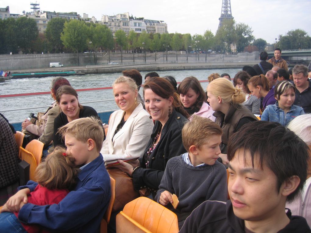 Université Inter-âges. Cours de français. Bateaux mouches.En cours. Fêtes. Conférence. Sketches Ionesco. Enregistrement émission "on a tout essayé". Sortie théâtre"tour du monde"