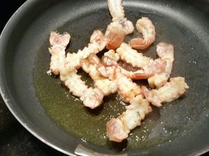 3 - Retirer les têtes des langoustines (Scampis). Avec une paire de ciseaux découper la carcasse en laissant le dernier anneau et la queue. Inciser sur le dos et retirer le boyau, saler, poivrer. Faire revenir les langoustines 1 à 2 mn sur chaque face dans un filet d'huile d'olive. Les monter en brochette et réserver au chaud.