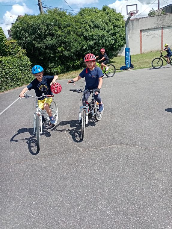 Quelques photos de nos entraînements vélos au stade avant nos exploits sur le bord du canal !