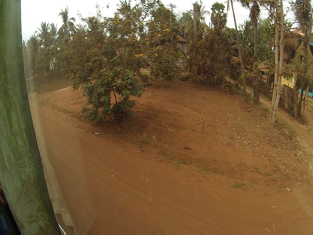 la poussiere degage par le passage des vehicules ce depose sur les habitations, vegetaux et probablement dans les poumons des habitants des ces lieux