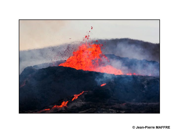 Au printemps 2021, après 800 ans d'inactivité, le volcan Geldingadalur nous offre de spectaculaires torrents de lave qui pourraient durer des années.