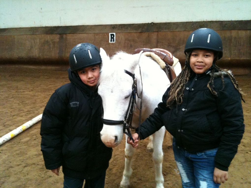 Les élèves de l'école Louise Michel et leurs poneys...