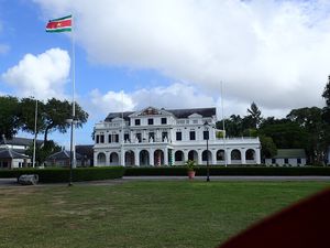 Quelques photos de bagne : il y a une étrange ressemblance entre ces endroits  si loin les uns des autres , le palais présidentiel du Surinam 