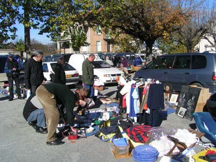 Marchés aux puces, vide-greniers et brocantes place Jean Clément tous les 3ème dimanche toute l'année ! 