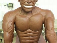 Réalisation d'une sculpture en chocolat du Super-Héros Hulk du film Avengers ( Marvel Comics). Cette pièce en chocolat pèse 100 kilogrammes.