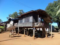 maisons traditionnelles que l on retrouve dans les bolovens et à proximité du Mékong . construction sur pilotis 