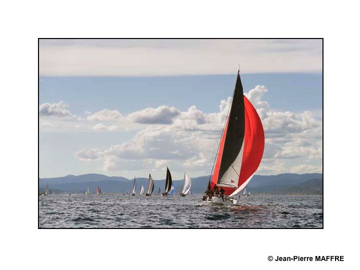 Ce mélange de voiles colorées au gré du vent est un enchantement.