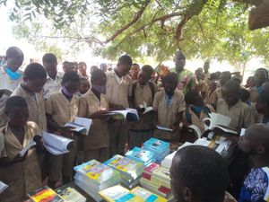 Don de livres scolaires au collège de Koussoukpa