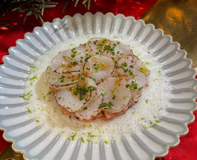 Coquilles Saint-Jacques et saumon fumé aux baies roses de Cyril Lignac dans Tous en cuisine