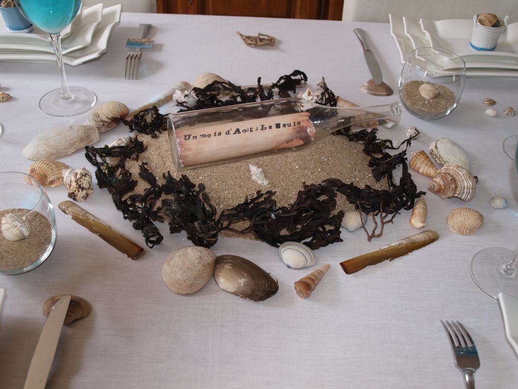 Une table "souvenirs de vacances" réalisée avec ce que la nature nous offre en bord de mer.