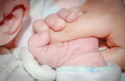 Prier sur les mains de votre enfant