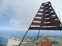 A la Tête du Colonney avec sa pyramide métallique. Ensuite c'est le retour dans les lapiaz depuis le col du Colonney.