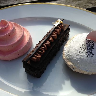 Les patisseries du chef patissier Angelo Musa (Plaza Athénée) en ruban et cuir