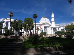 Centre-ville de Sucre avec ses façades et monuments de couleur blanche