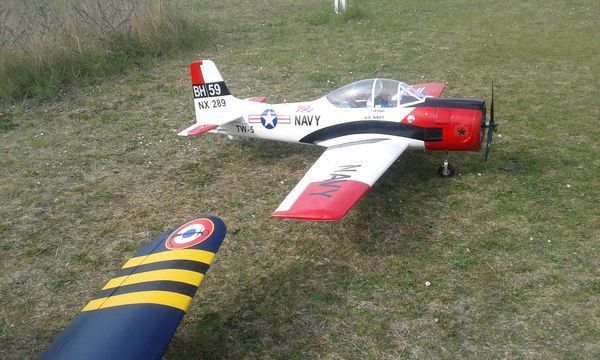 De gauche à droite, un avion de voltige EXtra 300, Vought Corsiar aux couleurs de l'aéronavale et un NA T-28 Trojan.