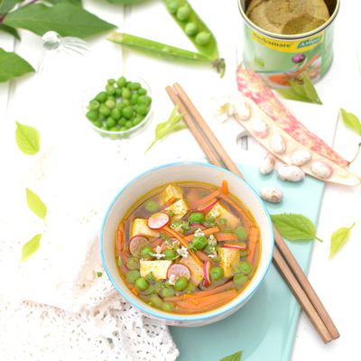 Bouillon pimenté de légumes et tofu mariné au gingembre