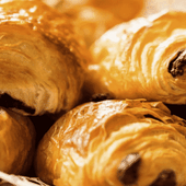 Un parisien a été arrêté et conduit au commissariat pour avoir enlevé son masque le temps de manger un pain au chocolat