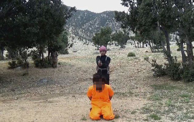 El video de la ejecución de un talibán, a manos de uno de los ''cachorros'' del Estado Islámico