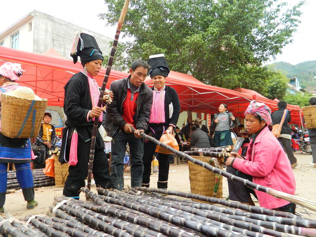 A deux heures de route de Yuanyang, l'un des plus grands marchés de la région se tient tous les dimanches à Laomeng. Toutes les minorités ethniques y sont représentées. Haut en couleurs.