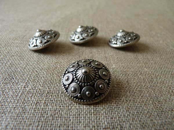 Boutons de coutures anciens en métal style bouclier 