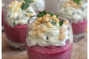 Mousse de betterave mousse de roquette pignons en verrine