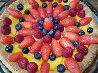 1 - Mettre le four à préchauffer th 6 (180°). Préparer la crème d'amande (voir lien ci-dessous) et la laisser refroidir. Etaler la pâte feuilletée et la disposer dans le moule à tarte. Piquer le fond et les bords à la fourchette. Répartir uniformément la crème d'amande, puis enfourner th 6 (180°) pour environ 20 mn en surveillant. Pendant ce temps, laver et sécher les fruits et les feuilles de menthe. Découper la mangue et les fraises, réserver. Sortir la tarte du four, laisser refroidir complètement. Disposer ensuite les fruits en les alternant, comme sur les photos ou à votre convenance, badigeonner le tout avec de la confiture de groseilles (ou autre) délayée dans un peu d'eau, décorer de quelques feuilles de menthe et déguster la tarte en fin de repas ou au goûter.