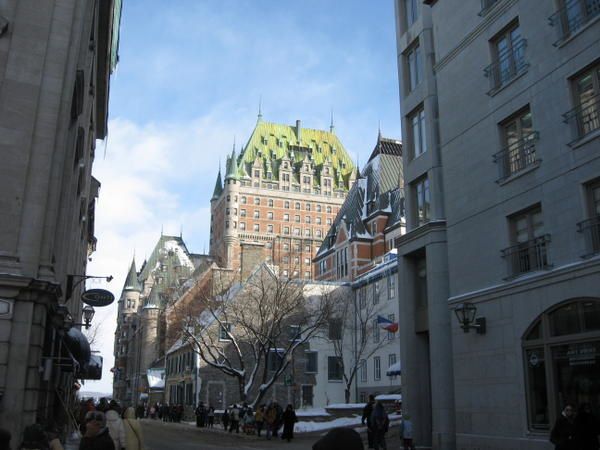 Photos de qu&eacute;bec, m&eacute;langeant le carnaval et des vues de la ville sous un voile hivernal.