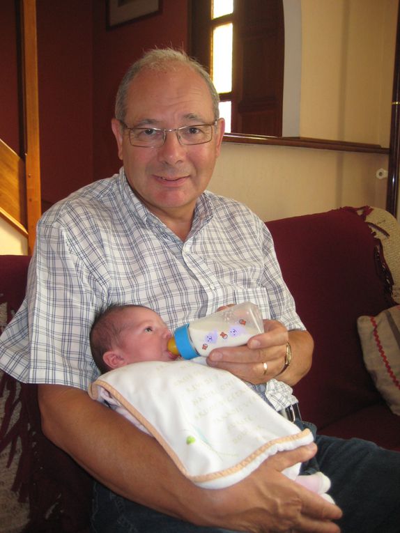 Mes parents adorent les câlins, mais ils ne sont pas les seuls. Mes mamies et mon papy ne donnent pas leur part aux autres. Moi et ma petite sœur sommes comblés.