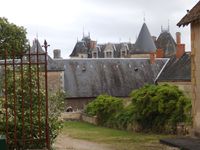 Château féodal des XIVème et XVème siècles ayant appartenu à Alain Giron, compagnon d'armes de Jeanne d'Arc. Il contient une cheminée monumentale classée. Il ne se visite pas.