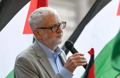 Le parlementaire britannique, Jeremy Corbyn, harcelé par un groupe pro-israélien lors d’une conférence contre le racisme à Londres (MEM)