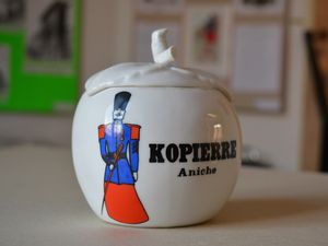 Sucrier et tasse. Objets conservés à la Société d'histoire d'Aniche. Photos : MG - 27 juillet 2015. Objets conservés à la Société d'histoire d'Aniche.