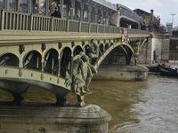 Le pont Bir-Hakeim, ancien viaduc de Passy