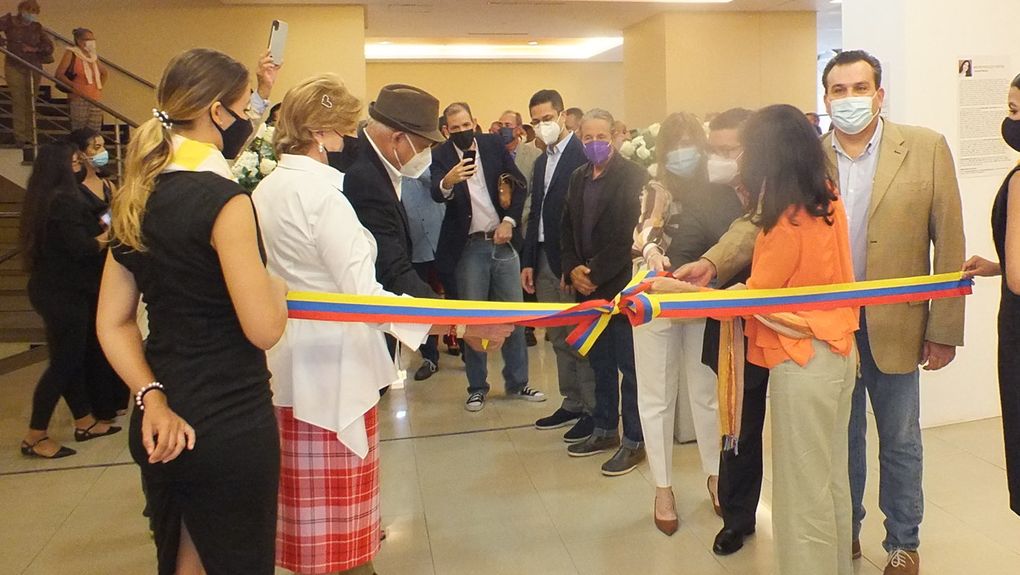 Mirian Perales expone sátira de José Rafael Pocaterra en imágenes y en honor a Valencia en el Hesperia WTC 