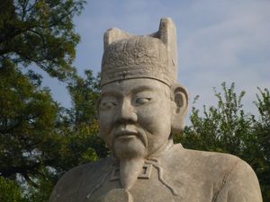 Le tombeau de Tian Yi : cour d'entrée, porte Lingxing (avec un lion en détail)