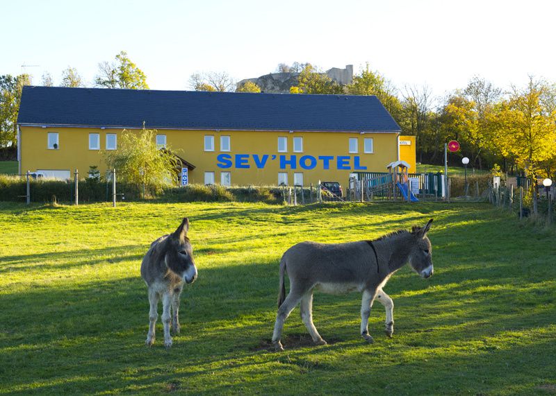 Hôtel** au calme, parking  privé et gratuit, chambres pour  1, 2 ou 3 personnes, accès handicapé, wifi gratuit, non fumeur,