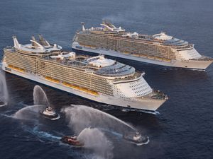 Avec un tonnage de 220 000 tonnes, l'Oasis of the Sea est le plus gros paquebot du monde. Il s'agit d'un navire de croisière capable d'accueillir plus de 6 200 passagers. Il fut construit aux Chantiers de l'Atlantique à Saint-Nazaire en 2009. Il est ici (au second plan) aux côtés de l'Allure of the Sea, un paquebot aux mêmes dimensions. 