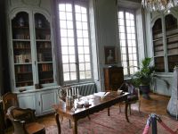 la salle à manger, le vestibul, la bibliothèque, le grand salon, un petit salon