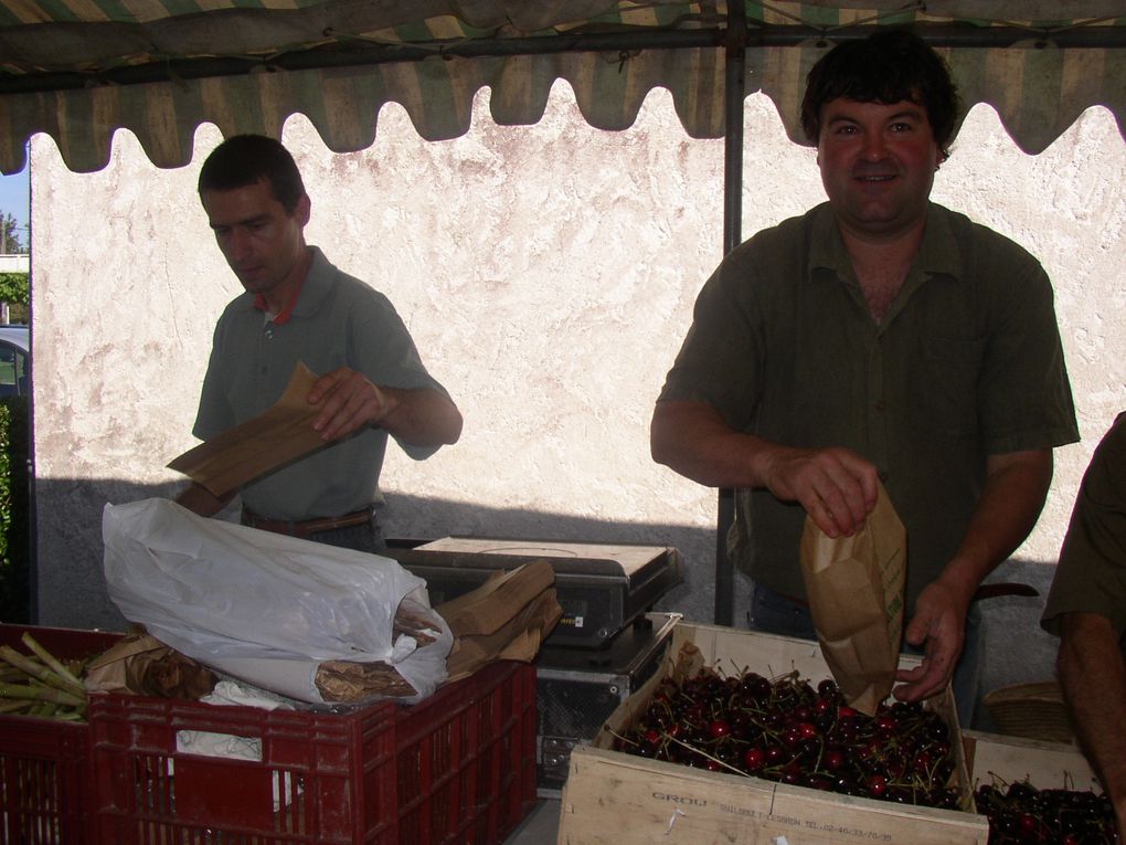 C'était le 12 juin 2007; nous avons profité d'une installation extérieure pour accueillir nos premiers adhérents et producteurs.