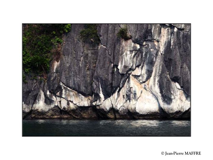 La baie Halong est l'une des merveilles les plus incroyables de la nature qui nous surprend sans cesse par ces innombrables graphismes de pierres..