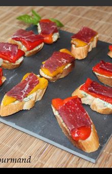 Toasts aux poivrons rotis et à la Bresaola