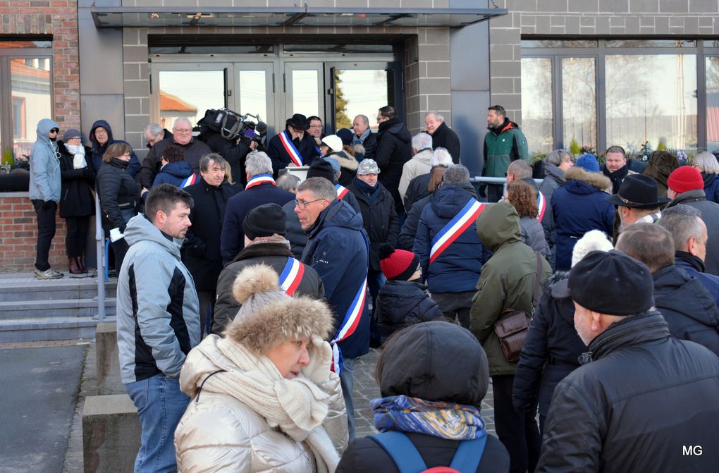 Réunion devant la mairie de Monchecourt (59234) pour protester contre le projet d'implantation d'éoliennes lancé par la société Boralex - Photos : 26 février 2023.