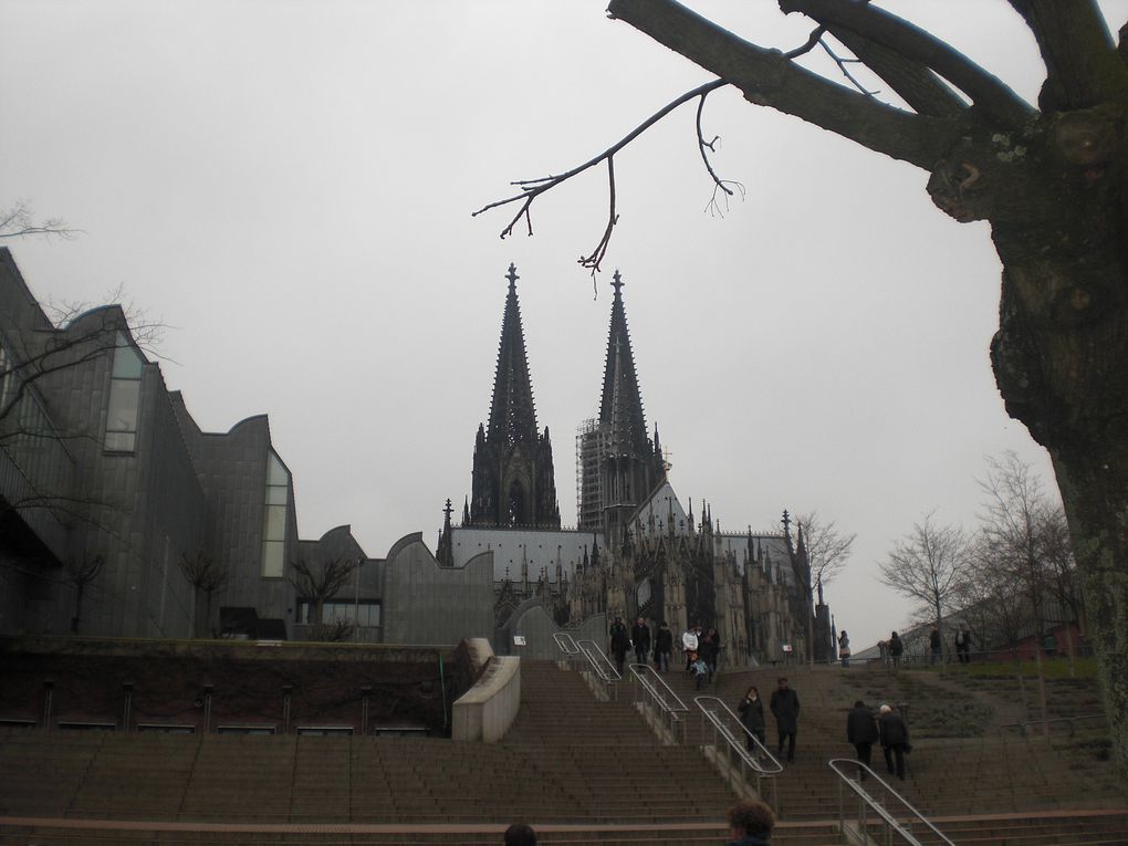 1ere visite de la cathedrale de Cologne : on se sent tout petit. (parenthese historique : c´est le seul batiment ou presque qui a ete epargne par la 2eme guerre mondiale)