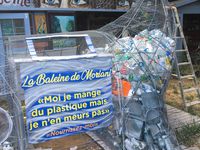 LA BALEINE DE MORIANI "MANGEUSE DE PLASTIQUES"  sculpture Porte conteneur, Projet environnemental 